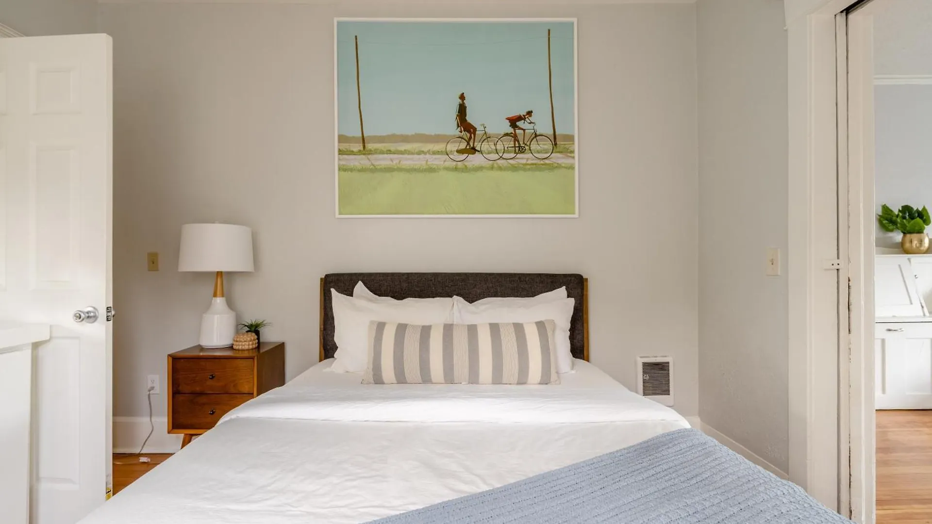 Stay Portland - Portland Classic - Parks, Eateries & Local Shops Apartment